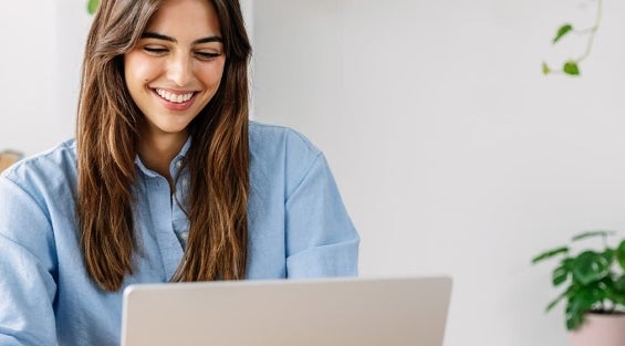 Kobieta siedząca przed komputerem