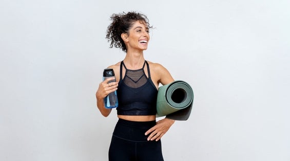 Kobieta z matą do ćwiczeń